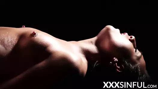 Büyük göğüslü kız yakışıklı adamla tutkulu seks yapıyor