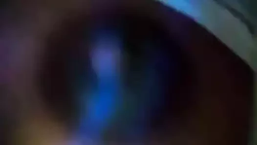 Sri Lankalı kız siyah meme ucunu gösteriyor