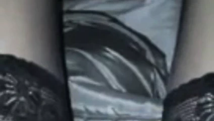 Kız arkadaşı losyonları ve parmak ıslak kedi.