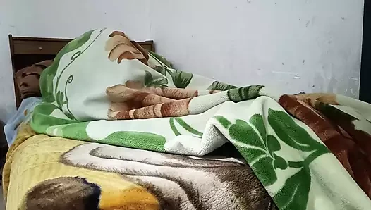 işten eve geldiğinde üvey kız kardeşimin yatağına giriyorum