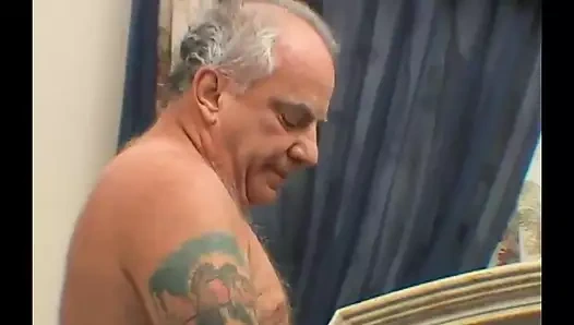 Büyükbaba fetiş sakso genç kız yarak emiyor