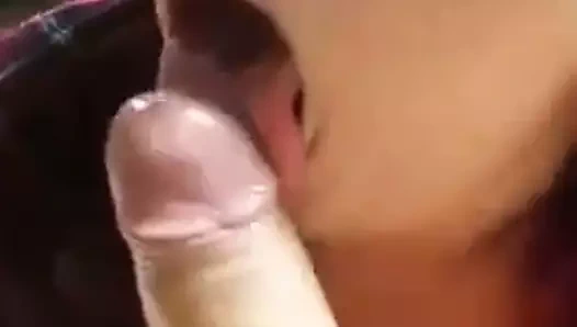 Kızıl saçlı şişman bir emiyor