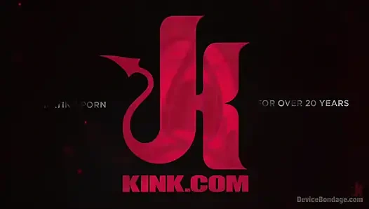 Acemi acı sürtük Cassandra Cain orgazm oluyor ve metal esaret altında