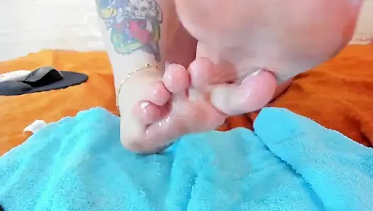 Güzel yağ dolu ayaklarımı öp