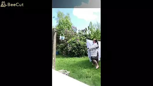 Asmak ve çamaşır almak için ekici ve akşam elbisesi içinde