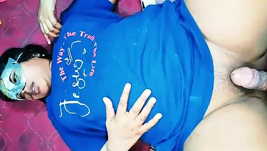 Kremimi Hintli yengenin sıkı amına bıraktım ve ağzına koyarak siyah kalın penisimi emdirdim.