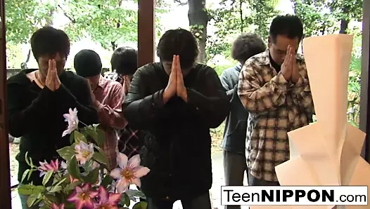 Japon kız oynar ile ona kedi süre bazı çocuklar dikizlemek