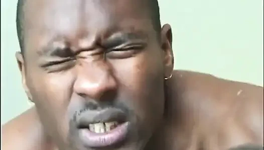 Siyah ve beyaz amcık yatak odasında amcık yalıyor