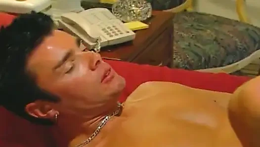 Azgın sarışın olgun yalanıyor ve sert sikiliyor