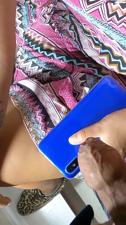 Bilinmeyen Brezilyalı orta yaşlı seksi kadın trende telefonuyla sikime basıyor - yarak teşhiri dokunuyor