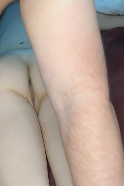 Ей массажируют задницу и киску пальцами, чтобы наконец-то заполнить ее киску спермой