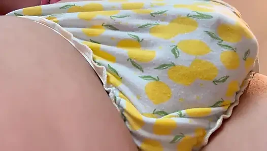 Üvey anne seksi külotla mastürbasyon yapıyor amcığını gösteriyor büyük göğüslerini ve büyük götünü sallıyor, sonra ondan süt fışkırtıyor