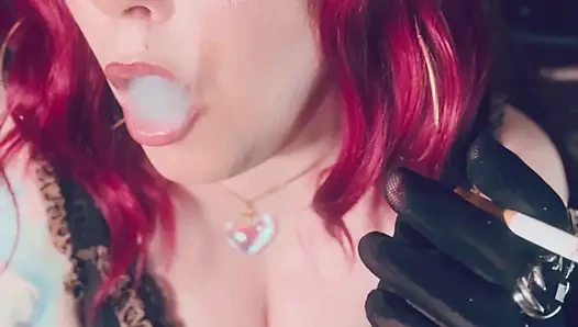 Bayan tina snua hayranları için giyinmeyi ve sigara içmeyi seviyor - drifts omi snap ome duman halkalarını içine alıyor