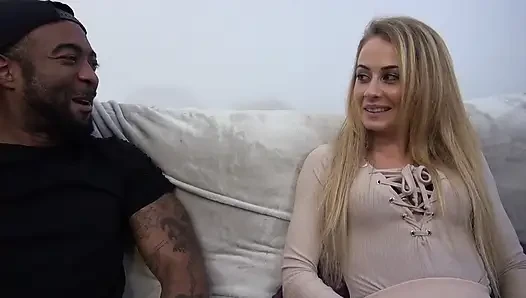 Azgın sarışın ırklararası seksi seviyor