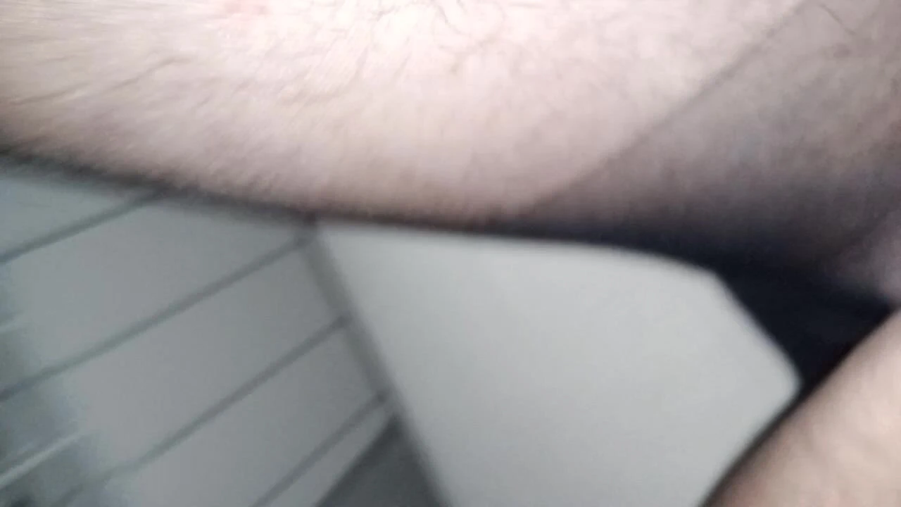 Kadın kılıklı siyah külotlu çorapla oyna. İnliyor plesure göt tıkacı.