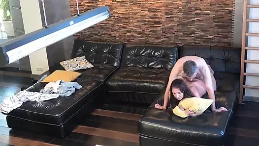 Seksi esmer evli kadın deri kanepede sikişiyor