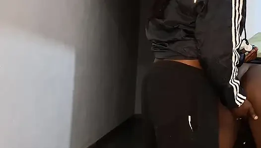 Kocam Dünya Kupası izlerken kocamın erkek kardeşi koridorda benimle seks yaptı.