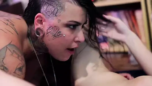 Lezbiyen ayak fetişi üçlü grup seks