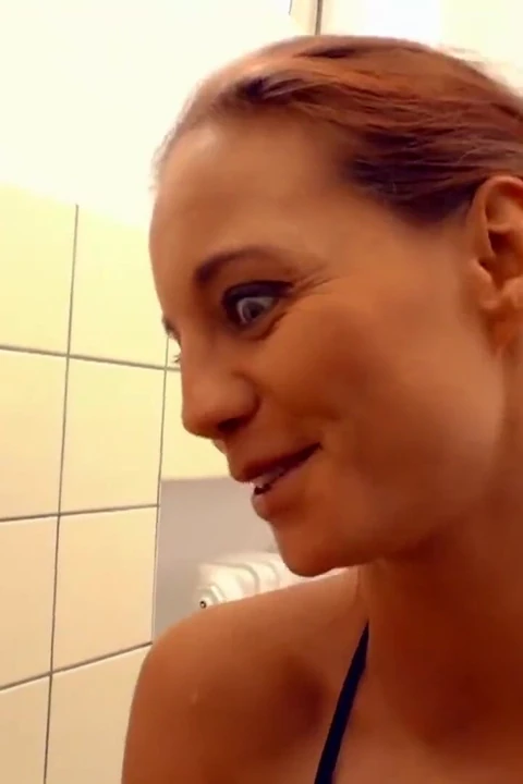 Горячая рыжая наслаждается сосать и трахаться с большим членом и сквиртует