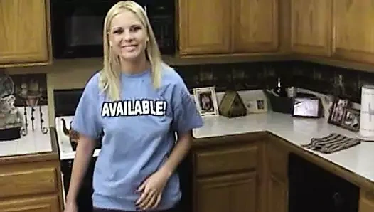 Güzel sarışın bebek alır horoz derin içinde ona boğaz