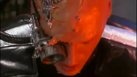 Erotik fahişe masada çılgın bir adamla sikişiyor ve yutuyor