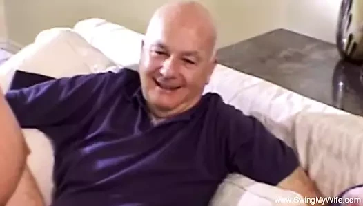 Swinger karıcık maruz kalmaktan hoşlanır