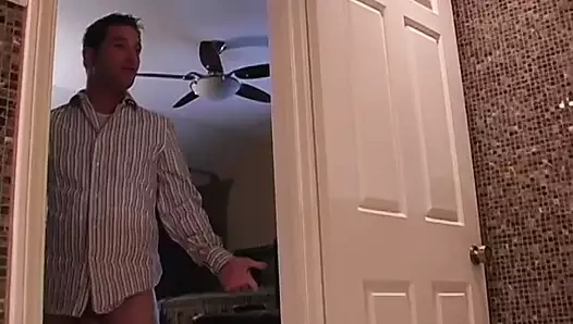 Büyük göğüsleri ve yuvarlak popo ile sarışın pis fahişe