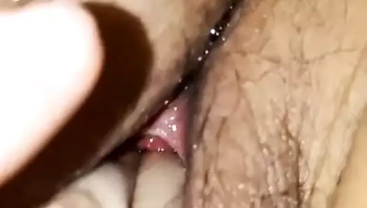 Turbanli Amini Parmakliyor