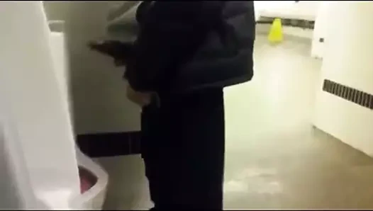 Asılı latino gösteren kapalı umumi tuvalet