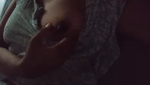 Asyalı Hintli desi kız arkadaş mms sert sikişiyor ve sansasyonel ön sevişme videosunu seviyor