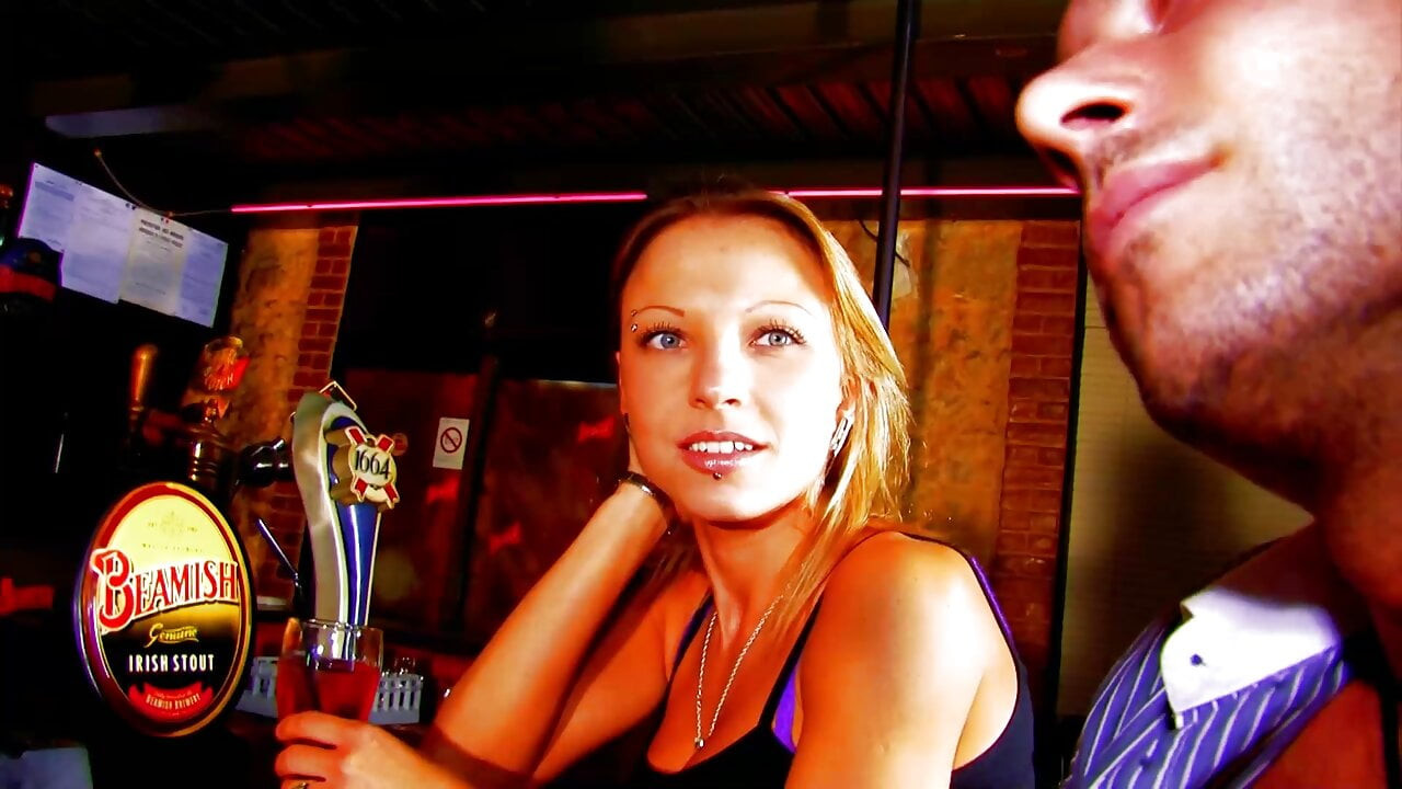 Sıcak bir alman kızıl saçlı striptiz kulübünde yok edilen deliklerini alır