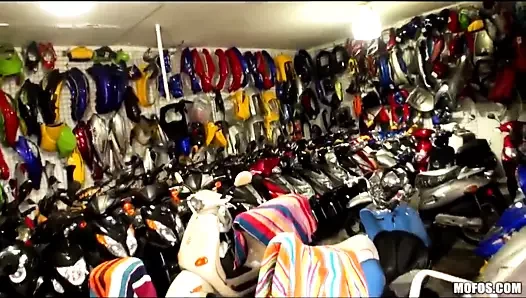 Göğüsleri mükemmel olan motorcu kız doggystyle çuvalladı