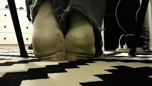 Sandalyenin altındaki bu kokan çoraplara bak