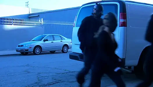 Büyük memeli bebek minibüste sikiliyor