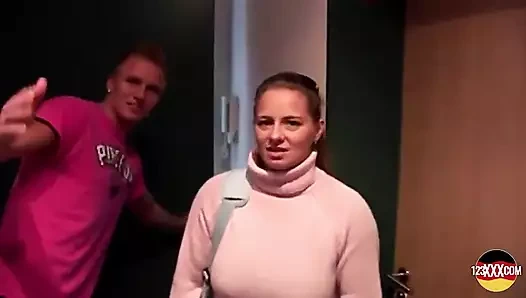 Tombul orta yaşlı seksi kadın yabancılarla sikişmeyi seviyor