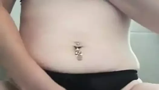 Banyoda mastürbasyon yapan kız ve kedisini parmaklar