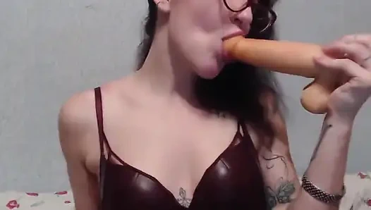 Ateşli kız büyük dille yarağını azdırıyor