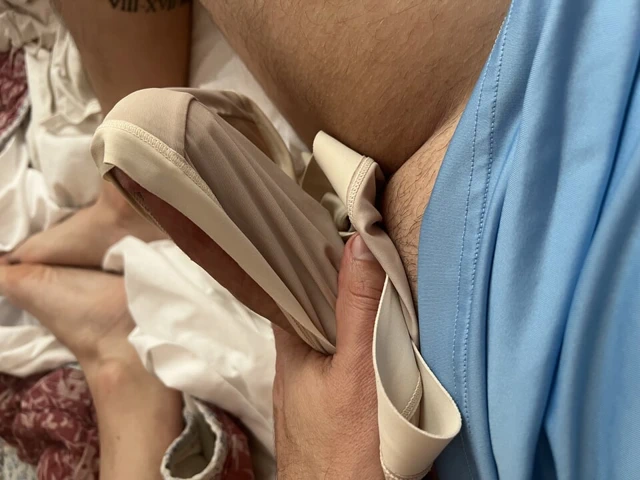 Bir çift iri güzel kadın kirli külotu yalarken azdırıyor