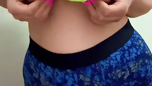 Babanın boksörlerini çalıyor ve göğüslerle oynuyor