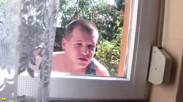 Olgun adım anneler ve pissing ile çılgın grup seks