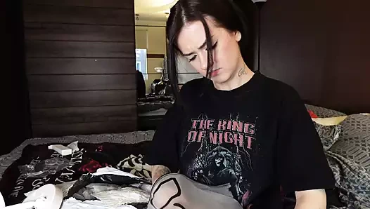 Bir hayrandan bir sürü hediyenin kutularını çıkarıyor