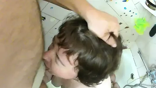 Çiçeğimi suliyorum