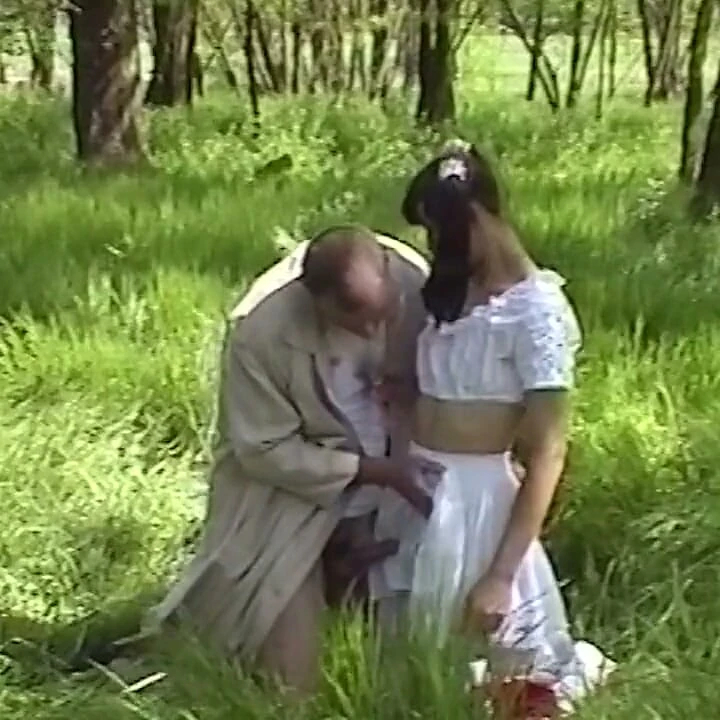 Tüylü genç kıç sertçe sikildi