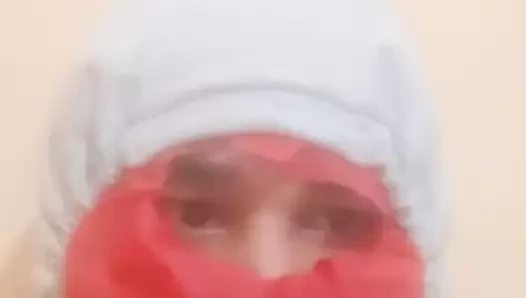 Çıplak bir adam kırdı