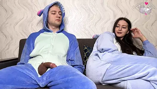 Üvey kız kardeş üvey erkek kardeşinin büyük yarağı tarafından tahrik ediliyor ve göğüslerine boşalması için onu sıvazlıyor! Parmaklama orgazmı