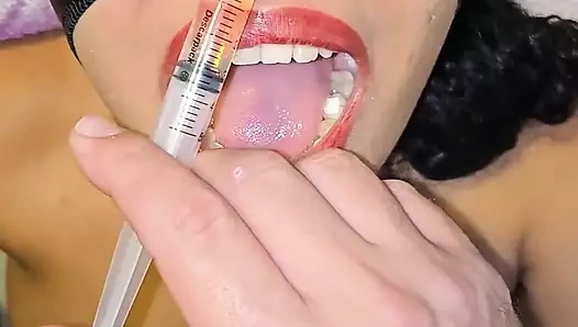 Şırıngaya işiyorum ve boşalıyorum ve sürtük üvey kızımın burnuna atiyorum