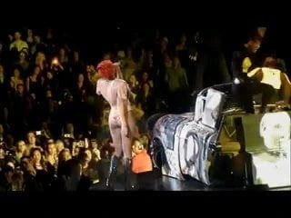 Rihanna 'sus ve sür' ekstra göt için düzenlendi