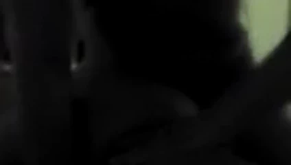 Sıcak yüksek sesle inilti tarafından eş zaman ona adam sikikleri onu sert