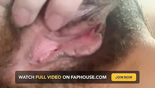 Minik göt deliği kıllı amcık dudaklarını kapat