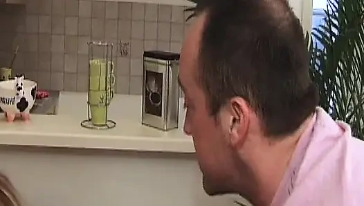 Sarışın Fransız fahişe yüze boşalmadan önce iki yarağa biniyor